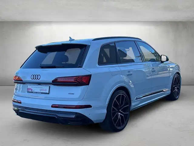 Audi Q7 view 3