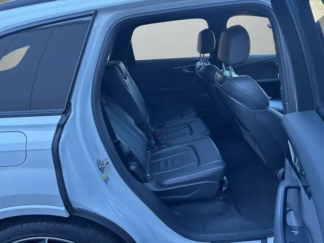 Audi Q7 view 12