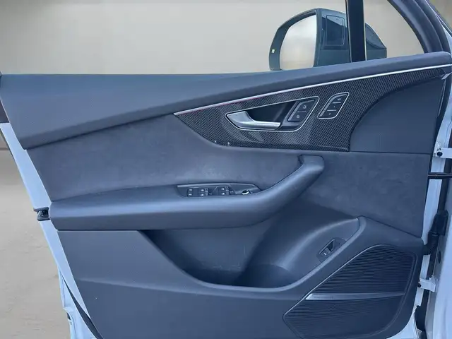 Audi Q7 view 6