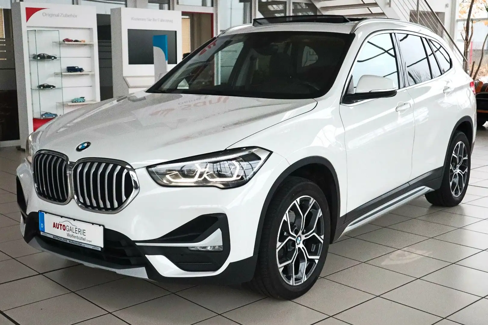 BMW X1 xDrive 18d xLine Automatik Pano LED PDC Weiß - 1