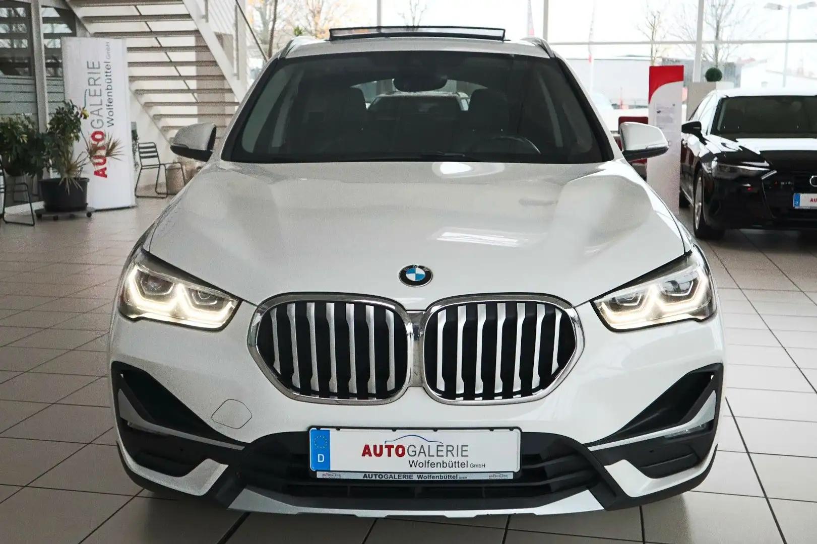 BMW X1 xDrive 18d xLine Automatik Pano LED PDC Weiß - 2