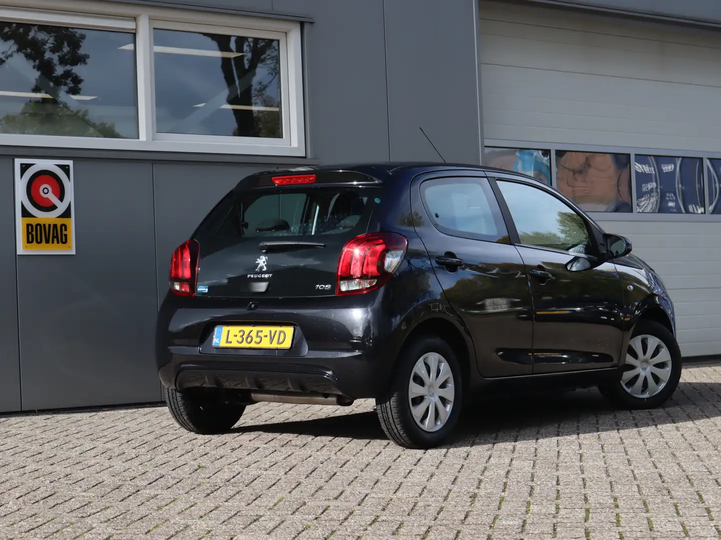 Peugeot 108 1.0 e-VTi Active / 5 deurs / Airco Zwart - 2