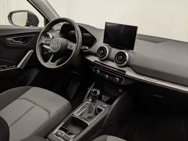 Audi Q2 view 6