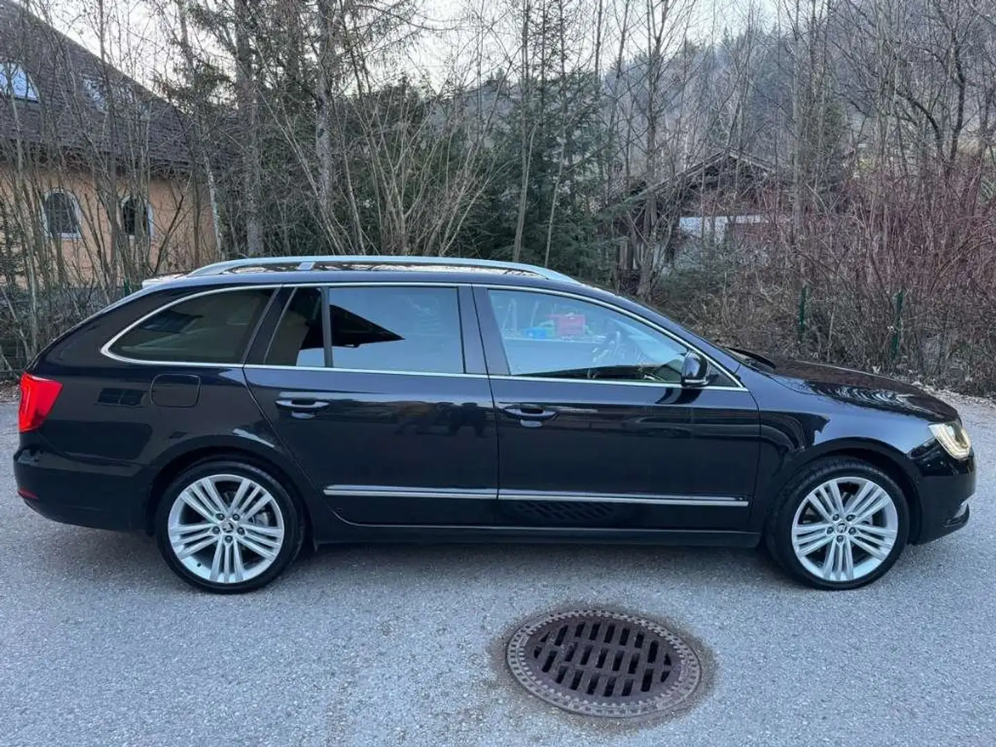 Skoda Superb Superb Combi Ambition 2,0 TDI Green tec DSG Чёрный - 1