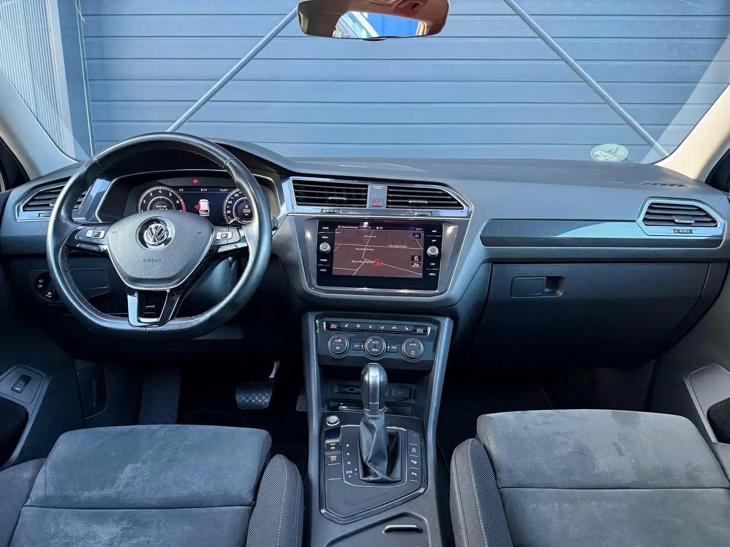 Volkswagen Tiguan Allspace 1.4 TSI Highline, Panodak, Stoelverwarm, Trekhaak, Grijs - 2