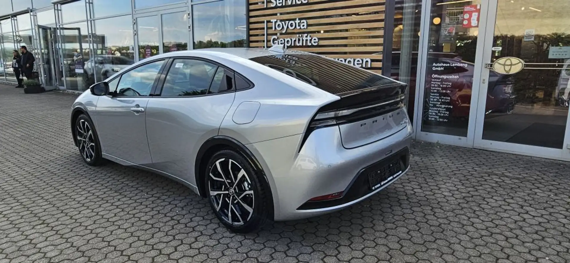 Toyota Prius Plug-in Hybrid Executive Stříbrná - 2