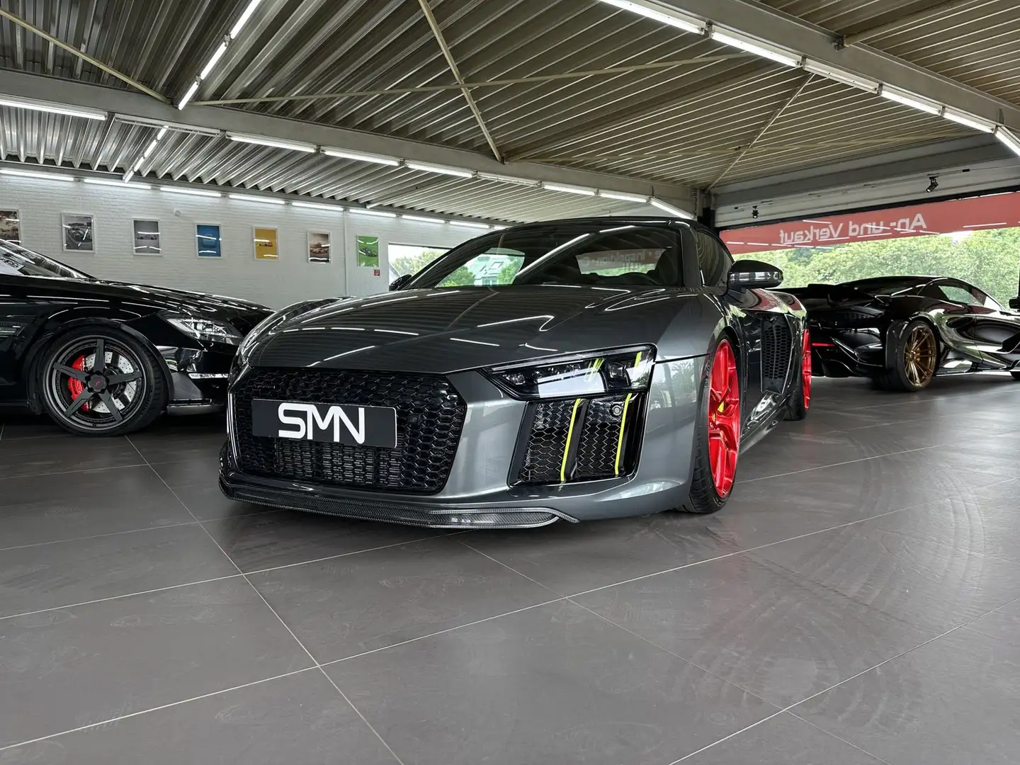 Audi R8 Spyder 5.2 FSI quattro / HRE / KW / KERAMIK / Grijs - 2