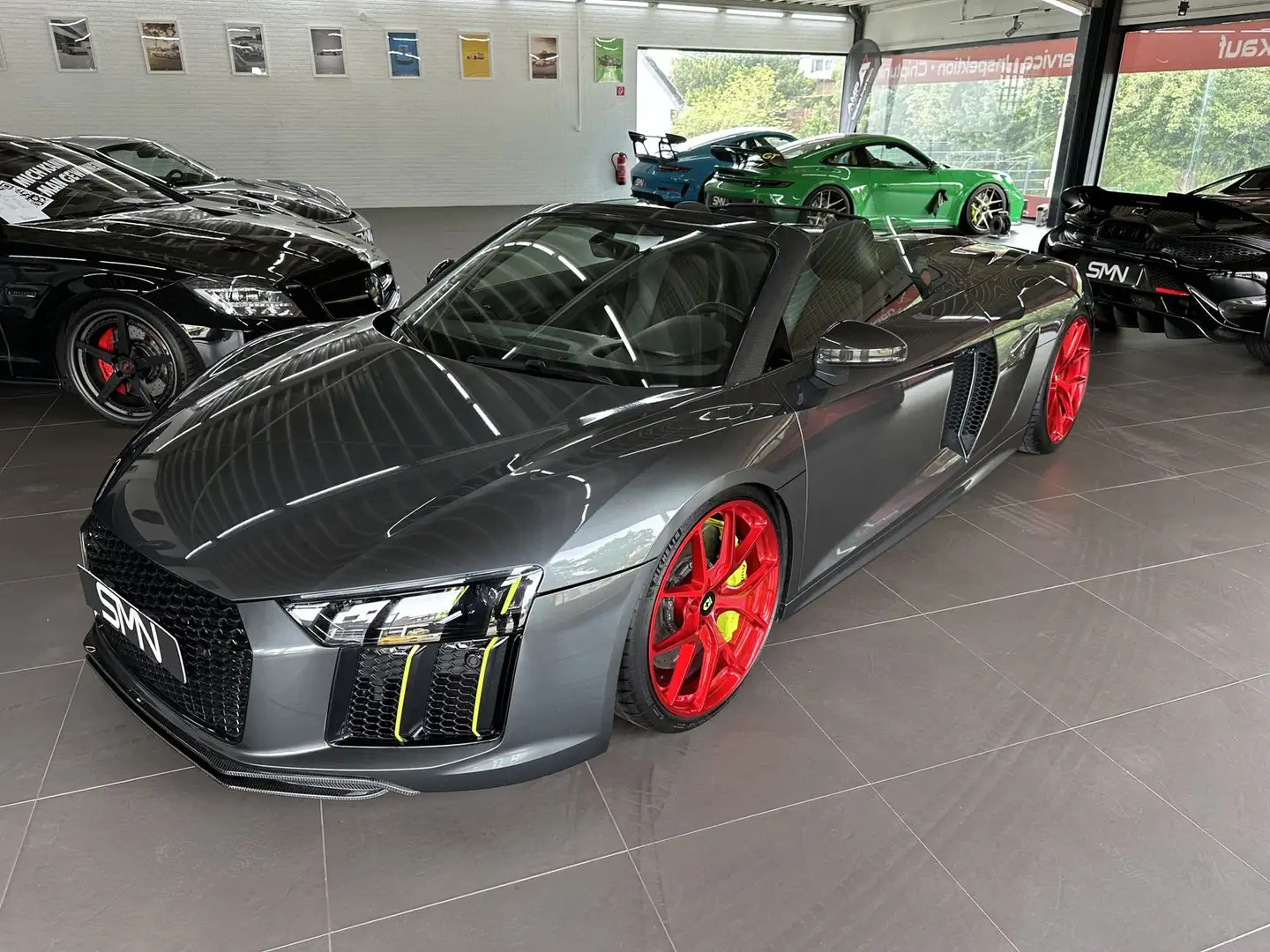 Audi R8 Spyder 5.2 FSI quattro / HRE / KW / KERAMIK / Grijs - 1