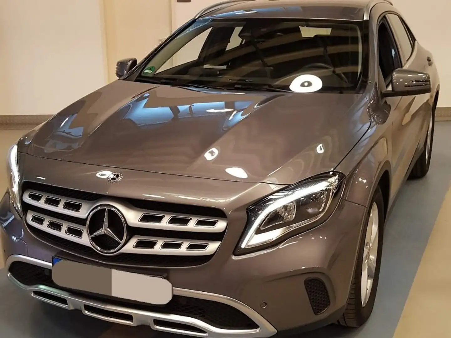 Mercedes-Benz GLA 180 7G-DCT Style Grau - 1