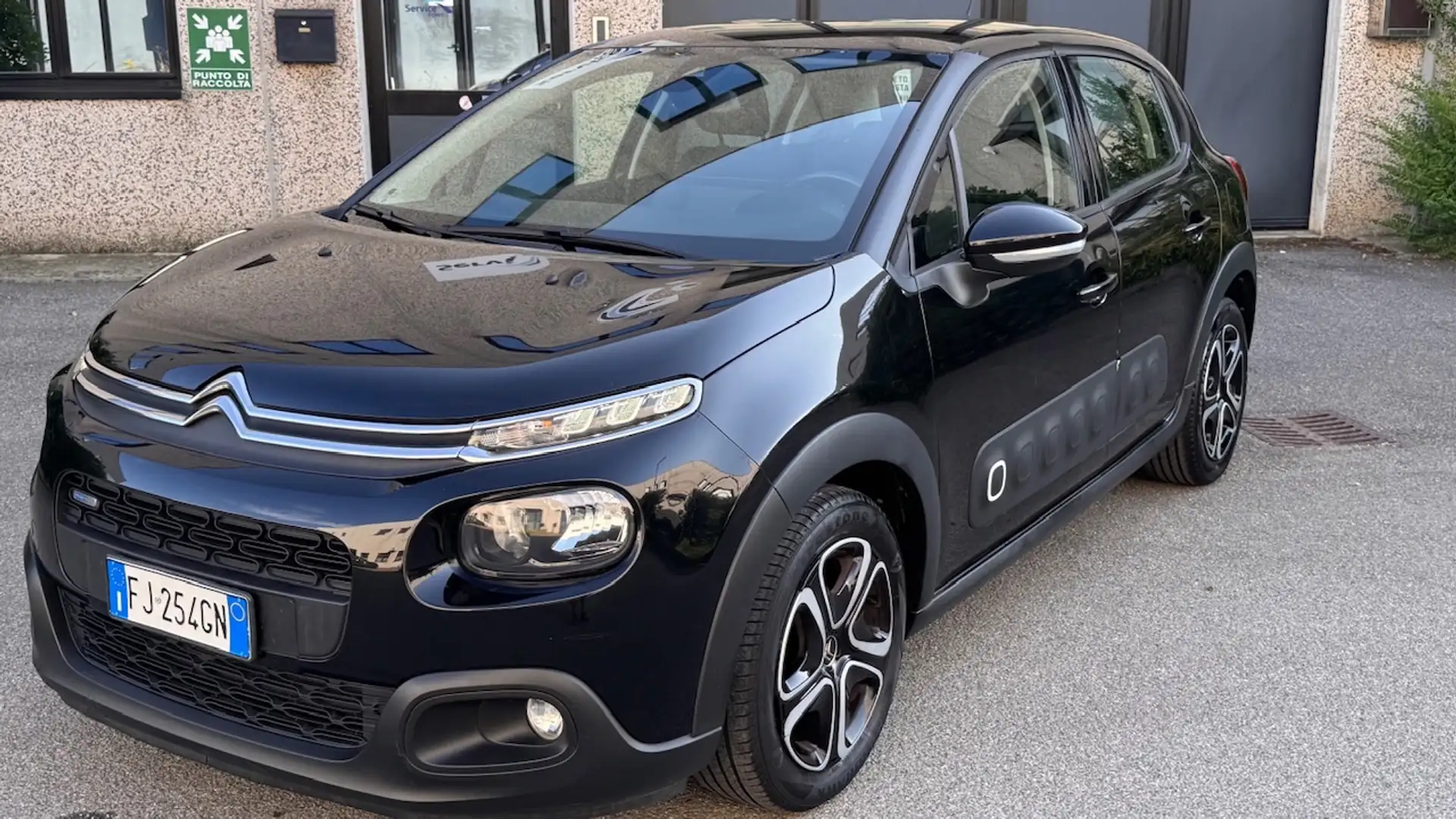 Citroen C3 C3 1.2 puretech Shine 82cv Zwart - 1