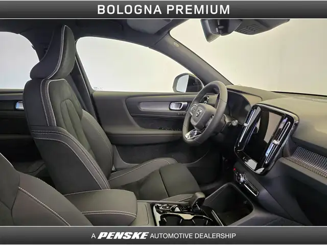 Volvo XC40 view 3