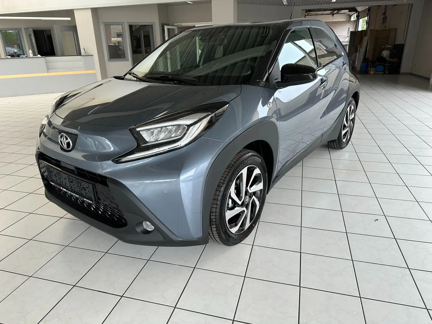 Toyota Aygo X X 1.0i VVT-i ENVY Bleu - 1