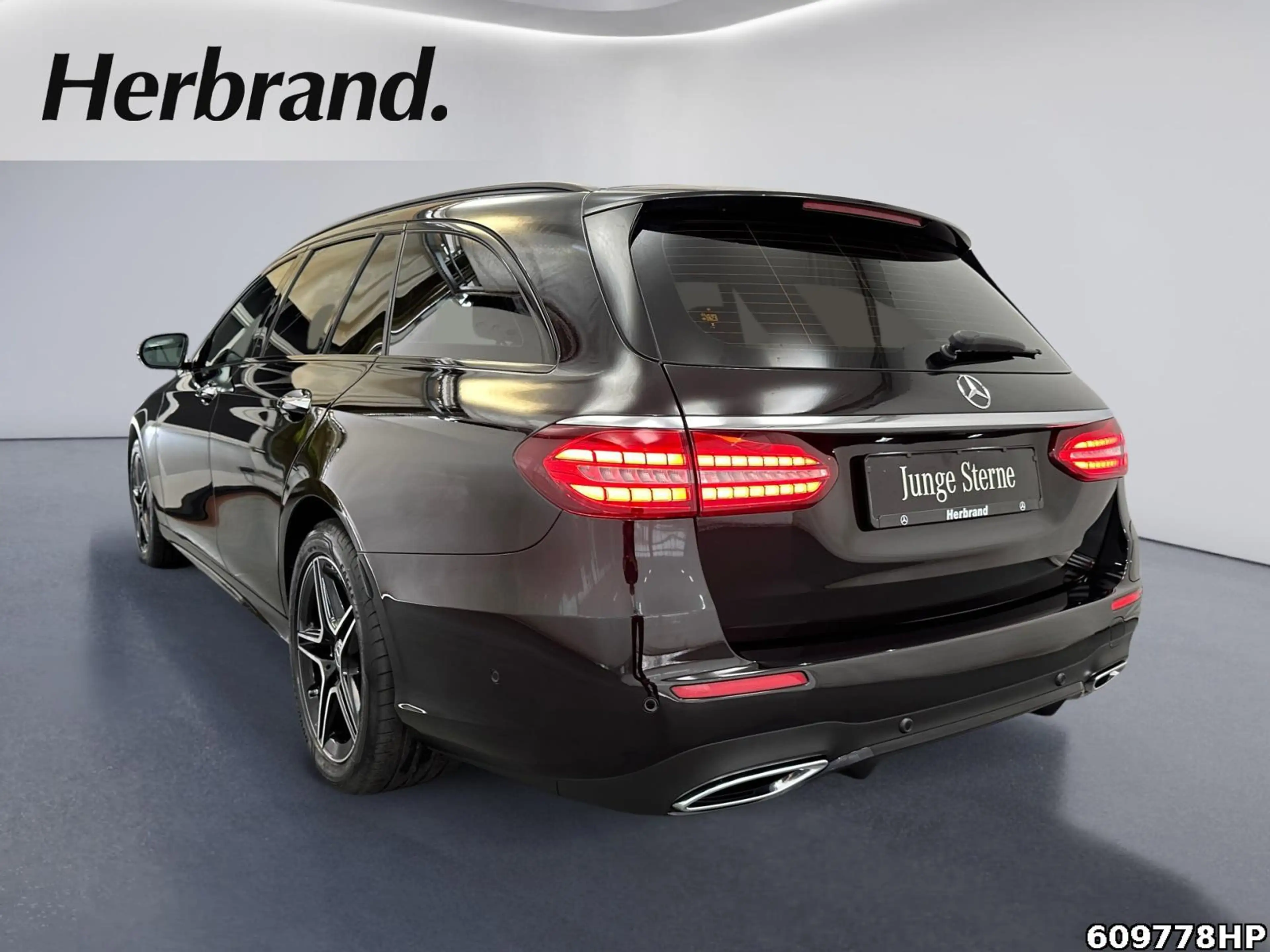 Mercedes-Benz E 300 4M T AMG DISTRONIC 360° Burmester Keyl. — photo 4
