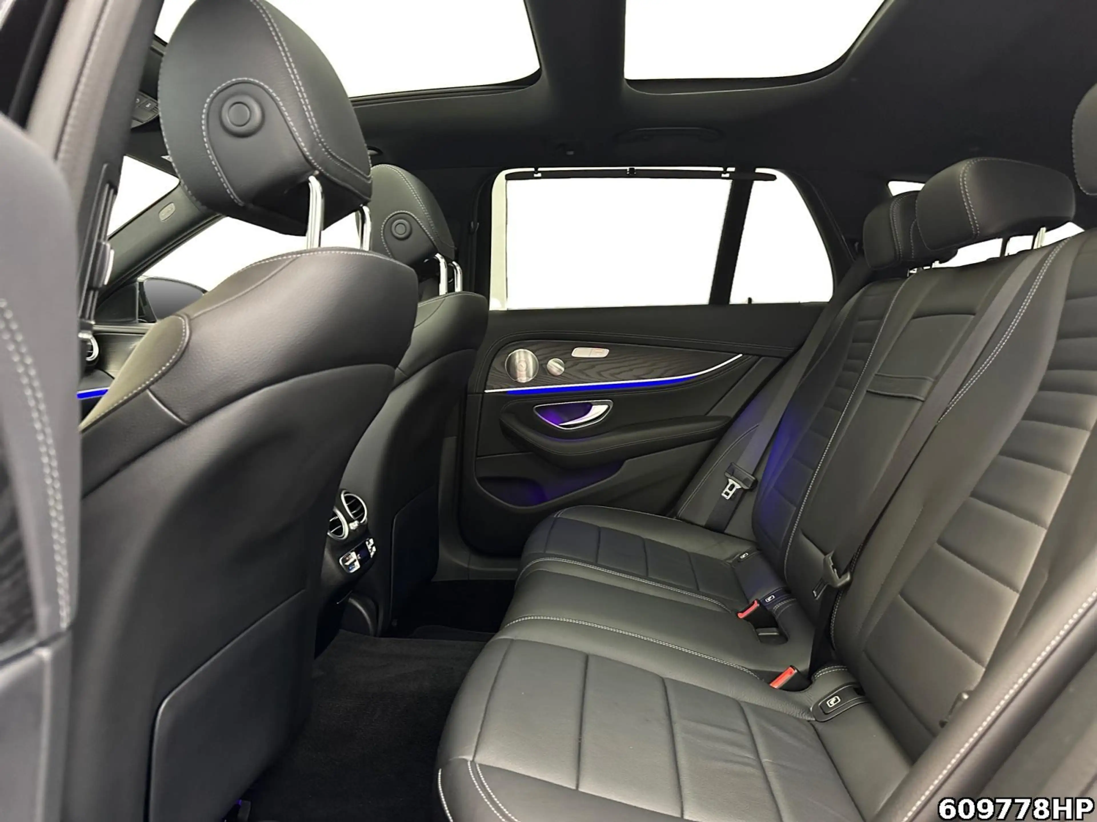 Mercedes-Benz E 300 4M T AMG DISTRONIC 360° Burmester Keyl. — photo 11