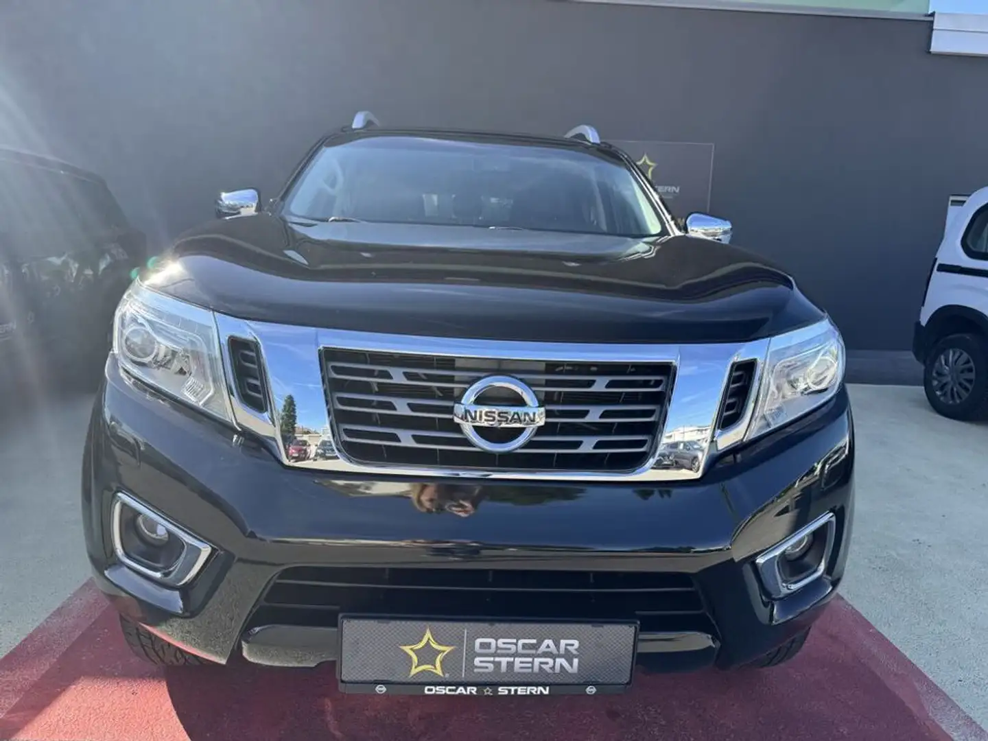 Nissan NP300 Navara Double Cab 4x4 2,3 dCi Tekna Hardtop AHK Noir - 2