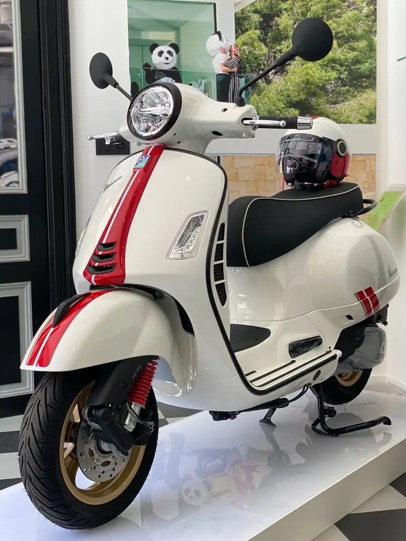 Vespa GTS 300 Scooter in Wit tweedehands in Woluwé-Saint-Lambert voor €  6.129,-