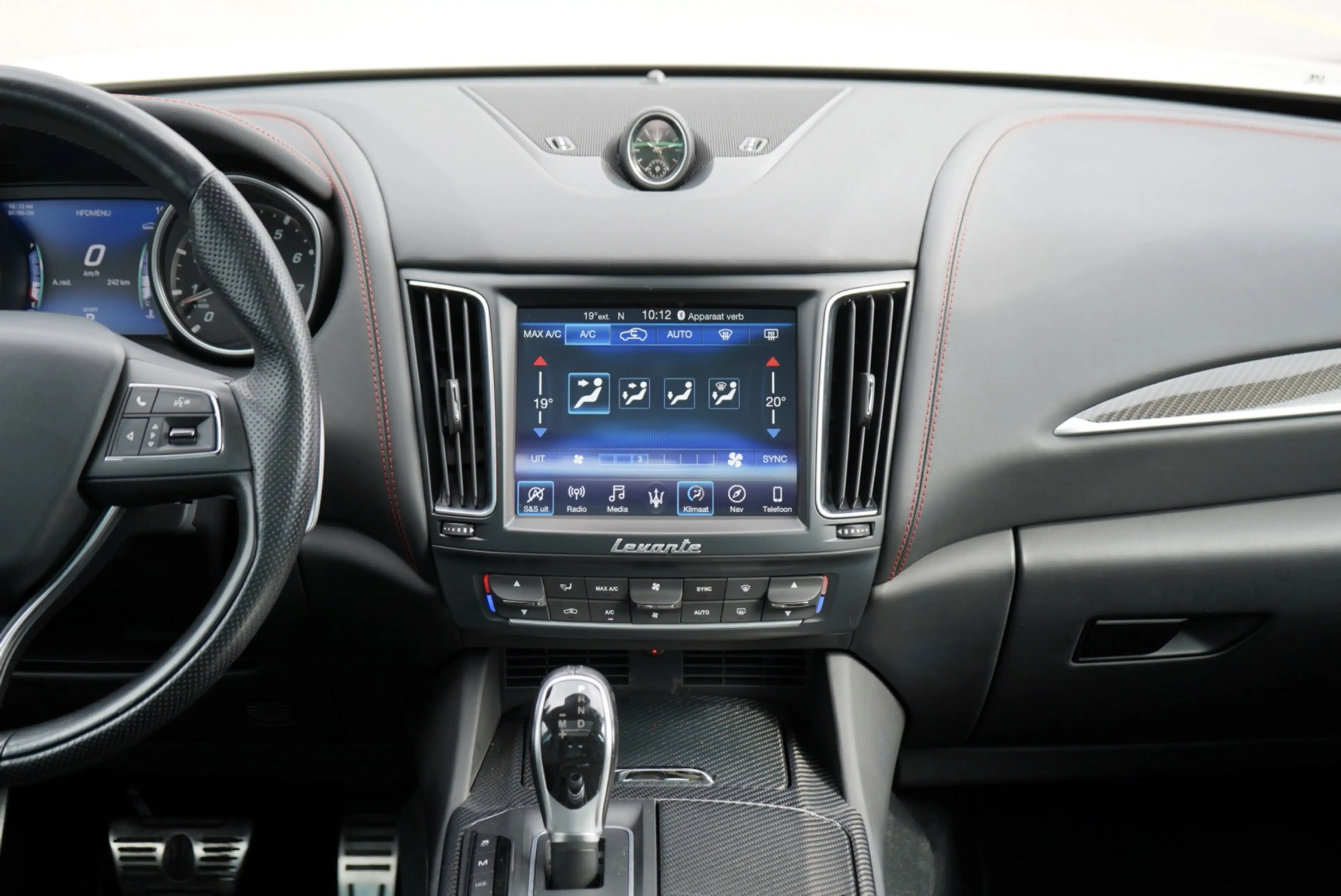 Maserati Levante 3.0 V6 SQ4 AWD GranLusso Modena S — photo 9
