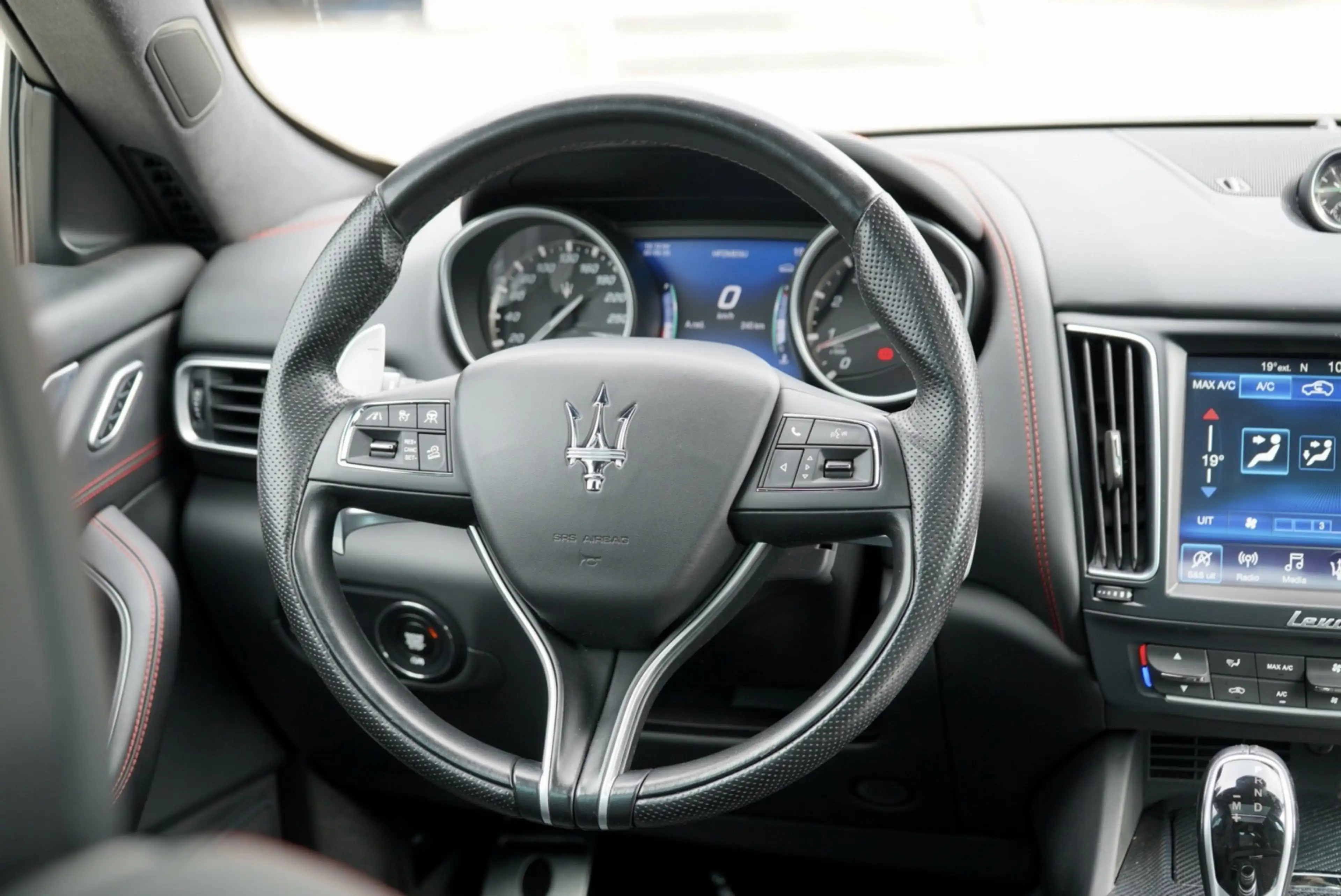 Maserati Levante 3.0 V6 SQ4 AWD GranLusso Modena S — photo 12
