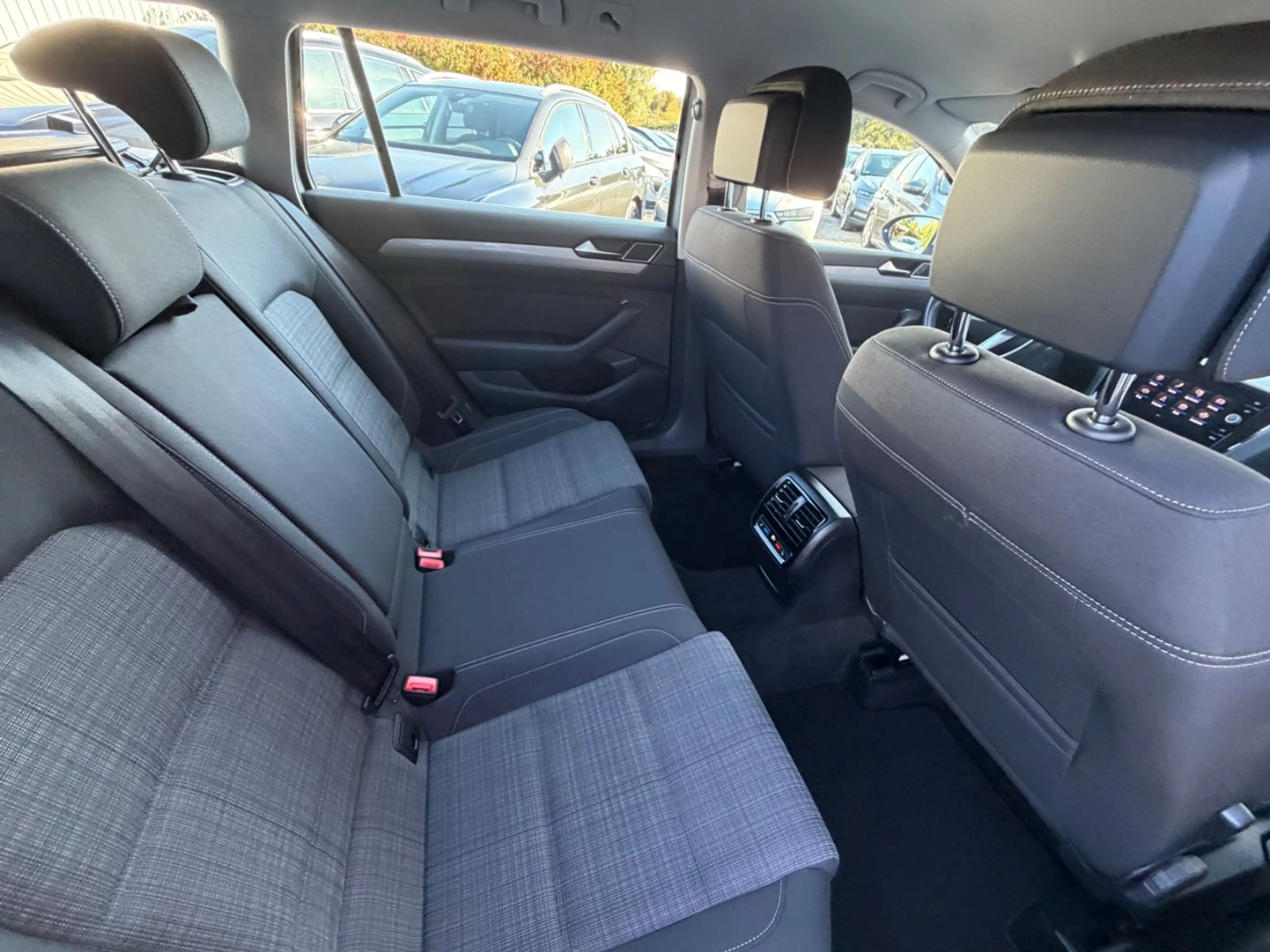Volkswagen Passat Variant 2.0 TDI Business/1.Hand/AHK — photo 13