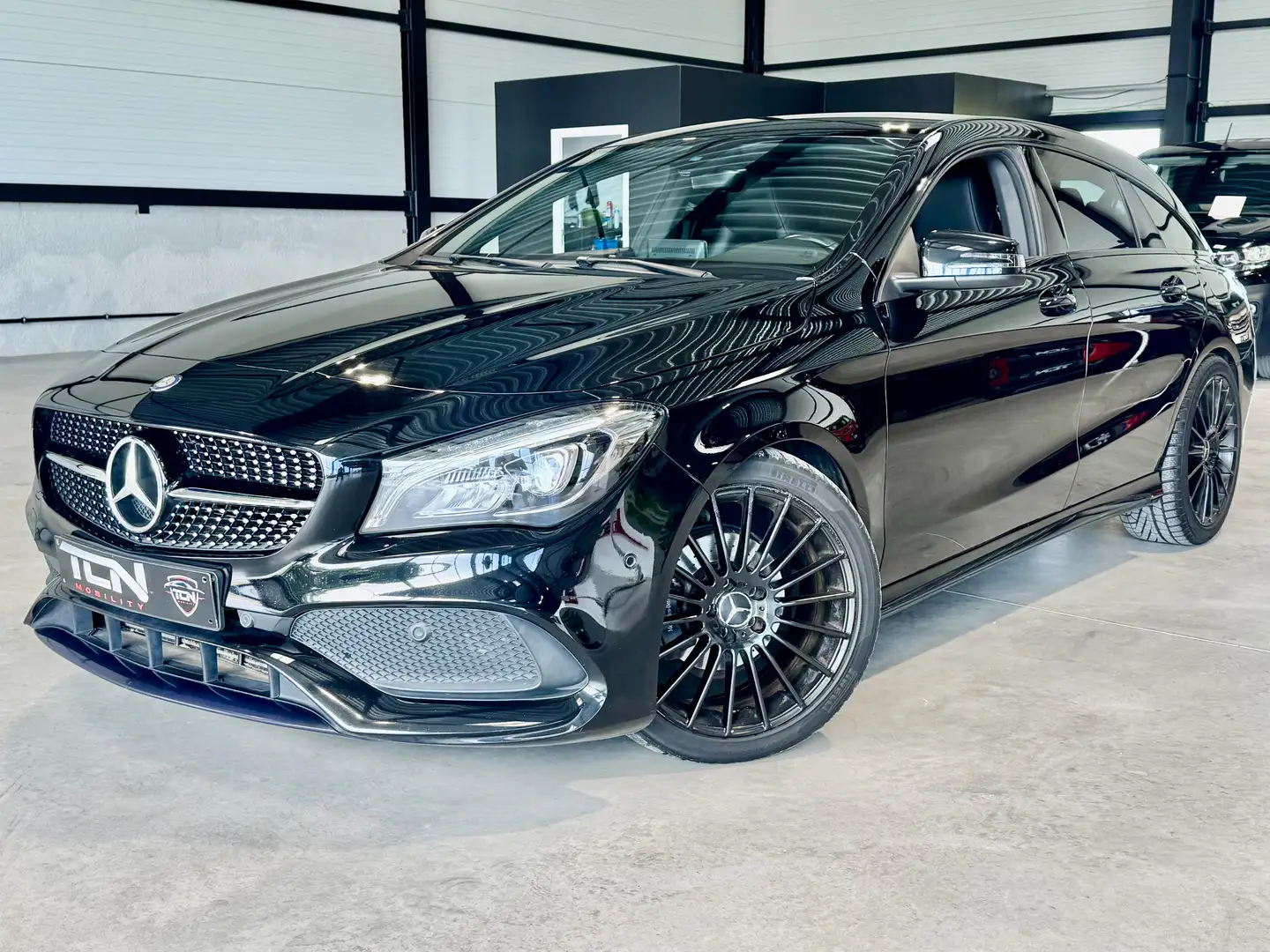 Mercedes-Benz CLA 180 ✅ pack AMG - boite auto - camera - angle mort Noir - 1