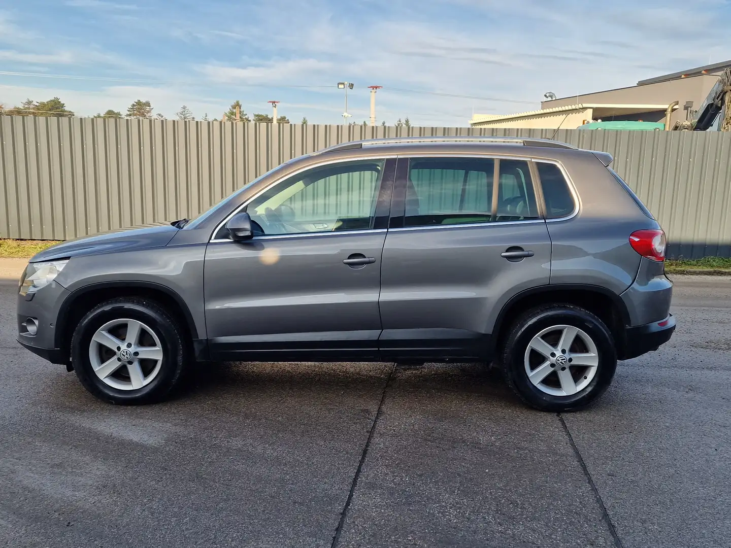 Volkswagen Tiguan 2,0TDI4Motion Sport125KW,Navi,Kamera,Sitzhzg,Leder Grau - 2