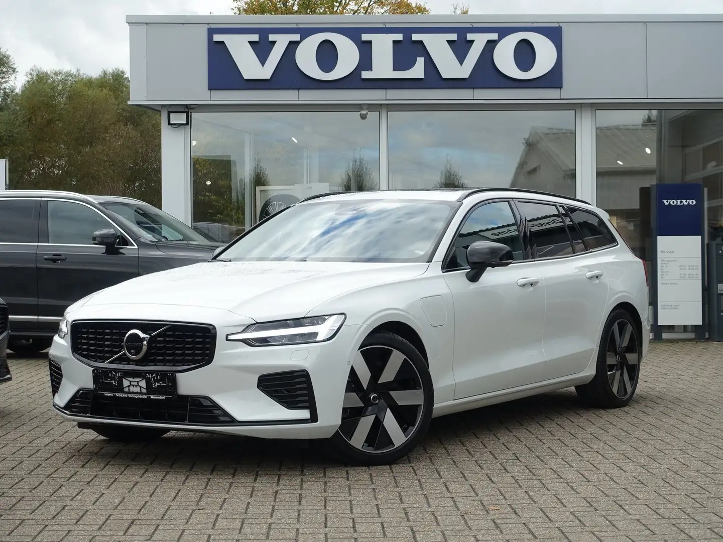 Volvo V60 Ultra Dark T8 AWD PANO/B&W/HUD/360°MASSAGE Weiß - 1