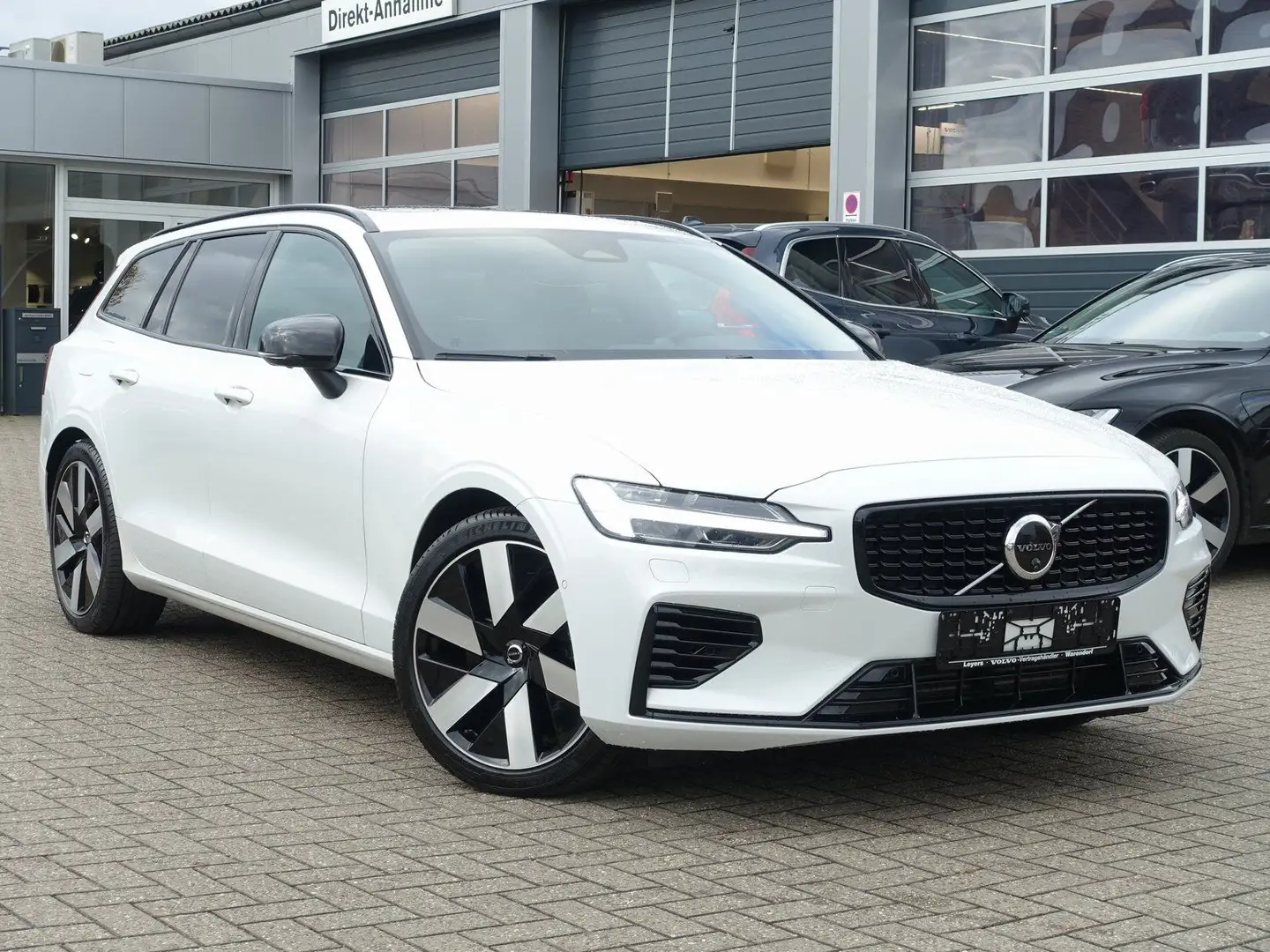 Volvo V60 Ultra Dark T8 AWD PANO/B&W/HUD/360°MASSAGE Weiß - 2