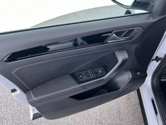 Volkswagen T-Roc view 11