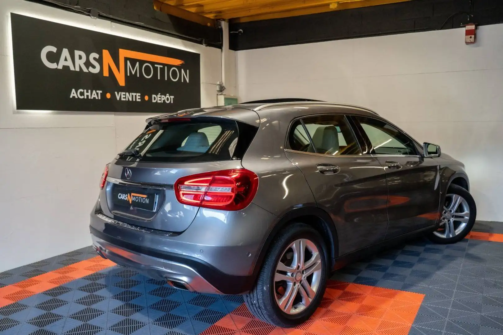 Mercedes-Benz GLA 200 Classe 200 Sensation 156ch BVA 7G-DCT - Toit ouvrant / Attelage - 2