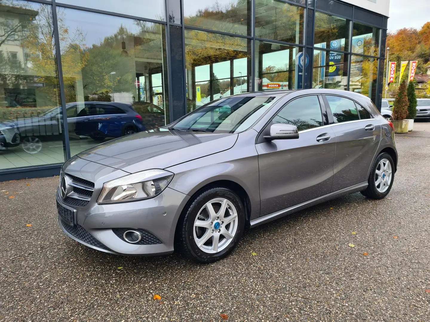 Mercedes-Benz A 180 STYLE Navi 2xPDC SHZ 8-fach Grau - 1