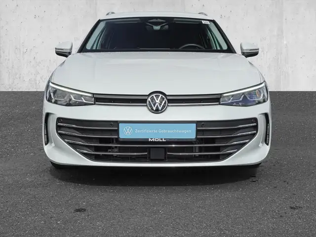 Volkswagen Passat view 3