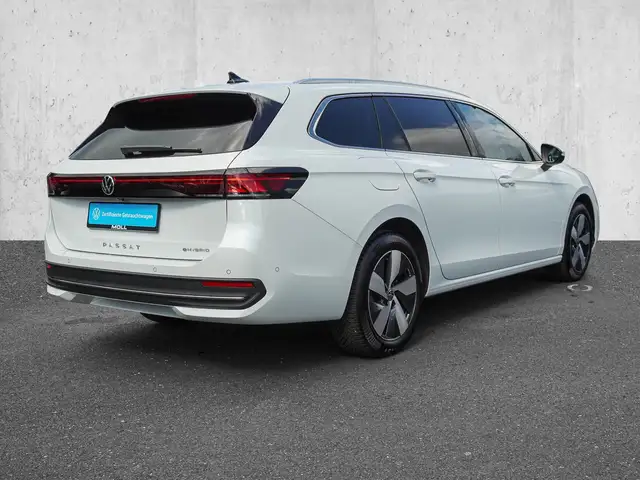 Volkswagen Passat view 4