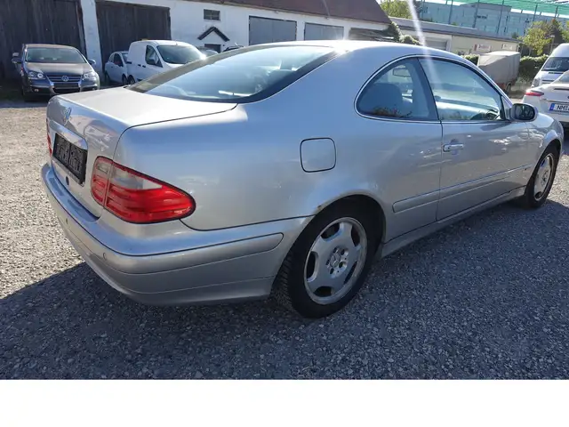 Mercedes-Benz CLK view 4