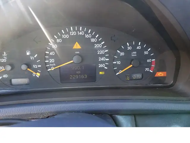 Mercedes-Benz CLK view 13