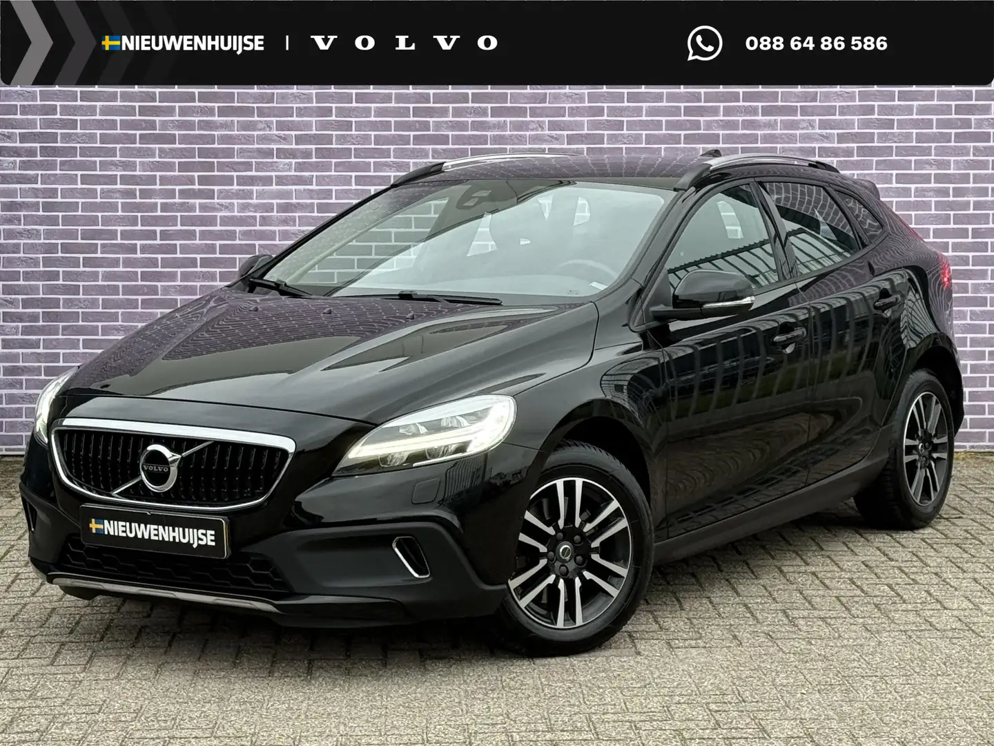 Volvo V40 Cross Country 2.0 T3 Momentum voorloop | Standkachel | Volvo on Noir - 1