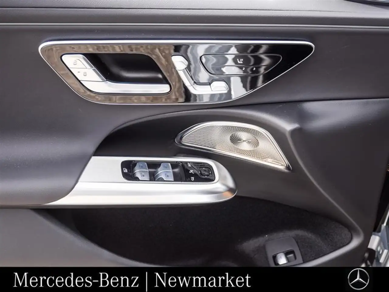 Mercedes-Benz E-Class снимка Mercedes-Benz E-Class