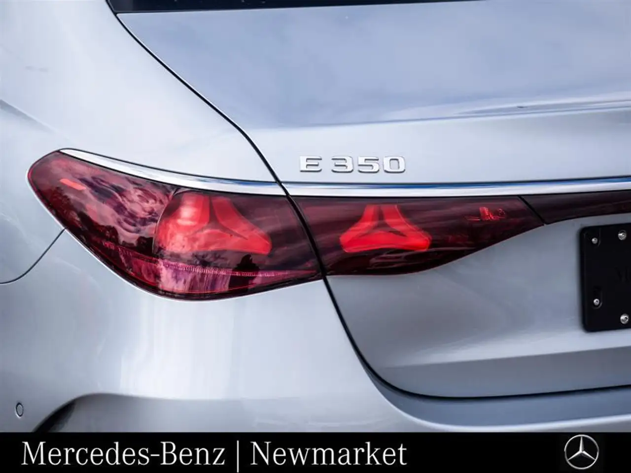 Mercedes-Benz E-Class снимка Mercedes-Benz E-Class