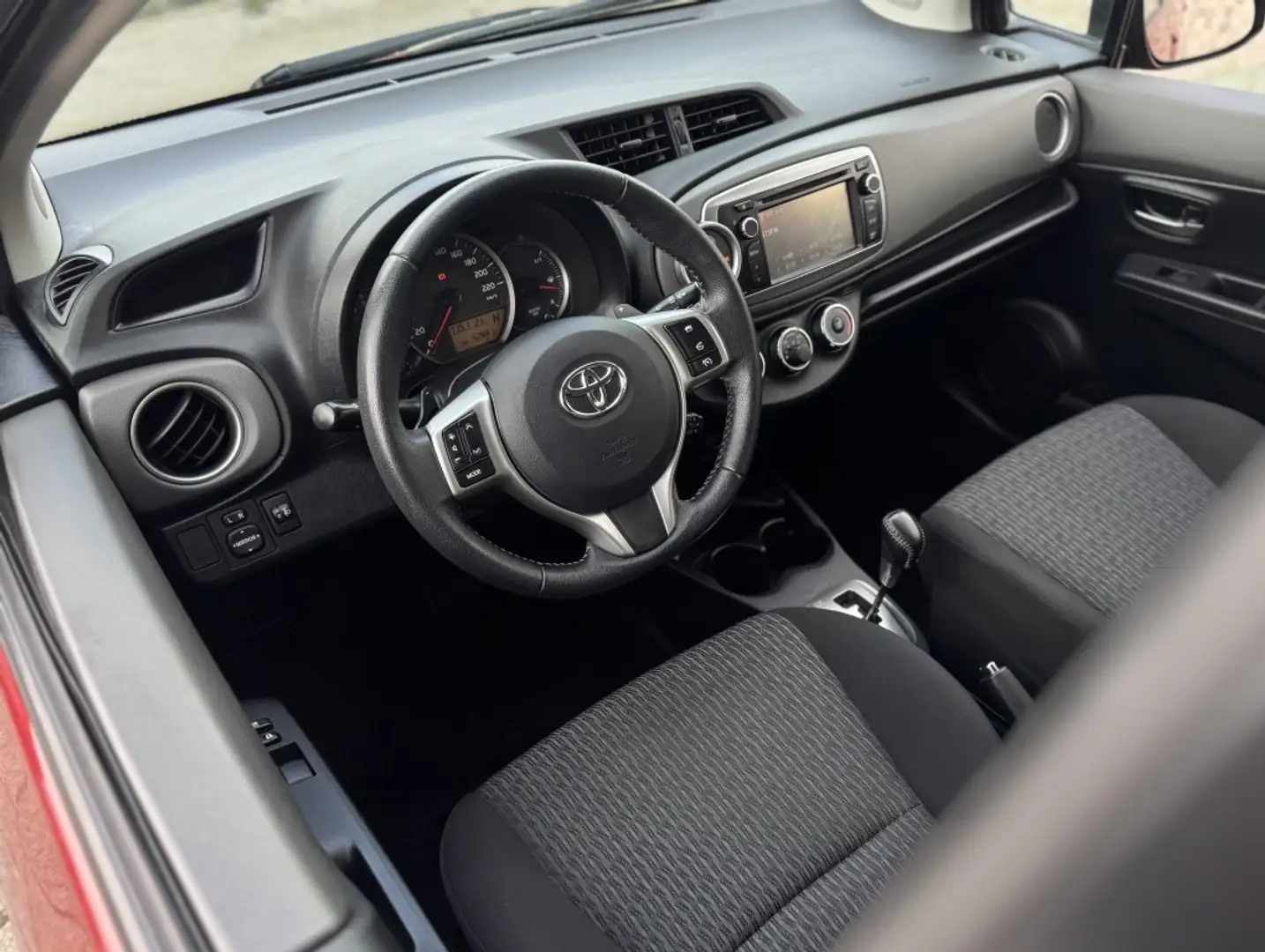Toyota Yaris 1.3 VVT-i Aspiration Aut. Airco Cruise Camera Nap Rood - 2