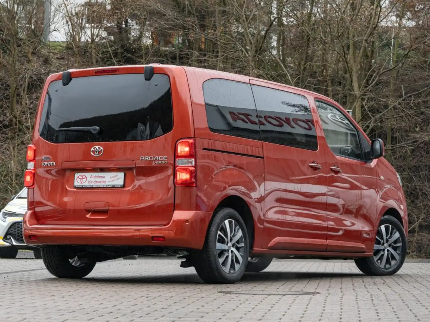 Toyota Proace 2,0-l-D-4D L1 (8-Si.) Autm. Verso Team Deutschland Orange - 2