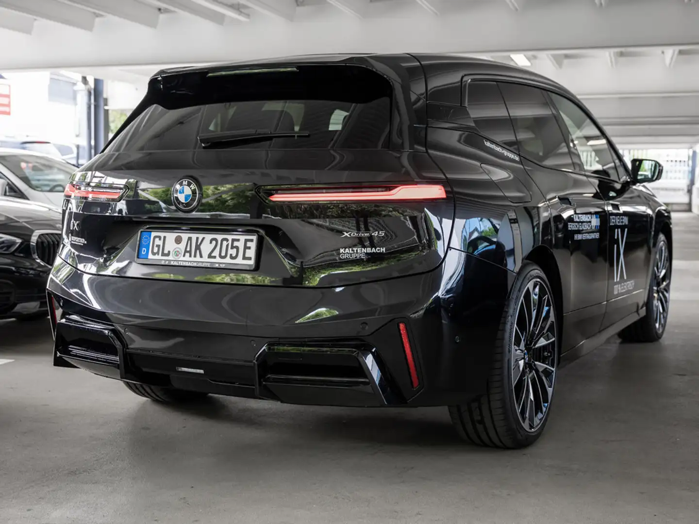 BMW iX xDrive 45 M-Sport Pro 360° PANO LED AHK Schwarz - 2