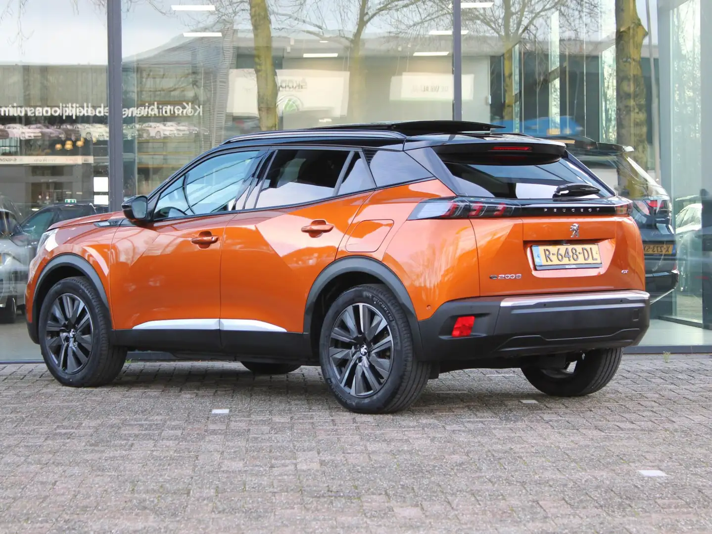 Peugeot e-2008 EV GT Pack 50 kWh | Navi / Panoramadak / Camera Oranje - 2