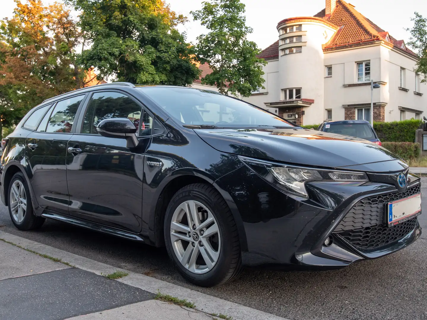 Toyota Corolla Corolla Kombi 1,8 Hybrid Active Schwarz - 1