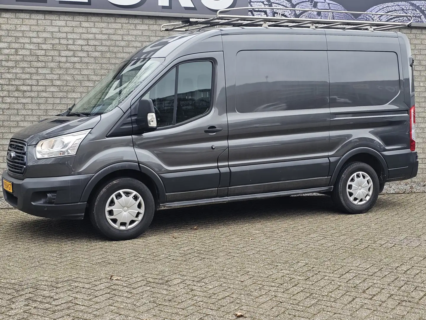 Ford Transit 330 2.0 TDCI L2H2 Trend/Imperial/Trekhaak/Camera Grijs - 2