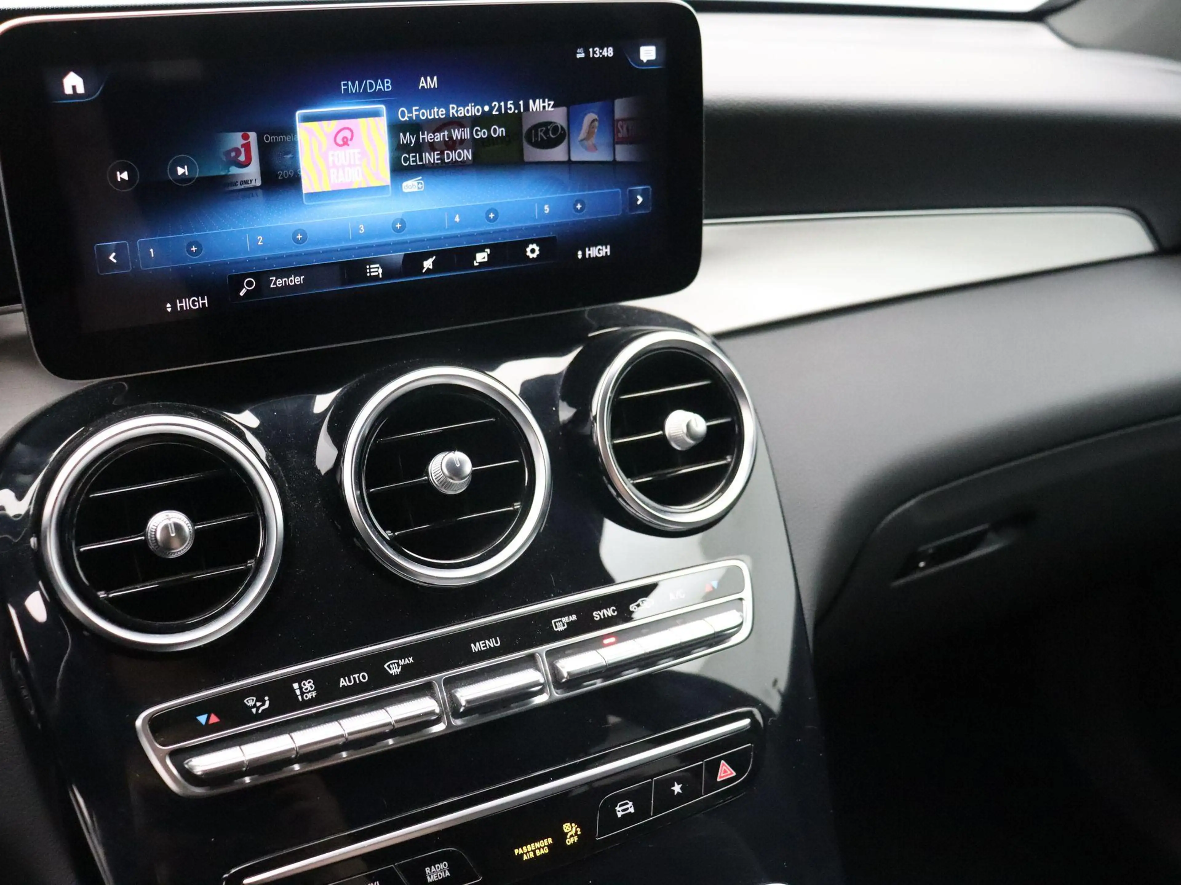 Mercedes-Benz GLC 200 d AMG LINE + CARPLAY + PANORAMISCH DAK + CAMERA + — photo 12