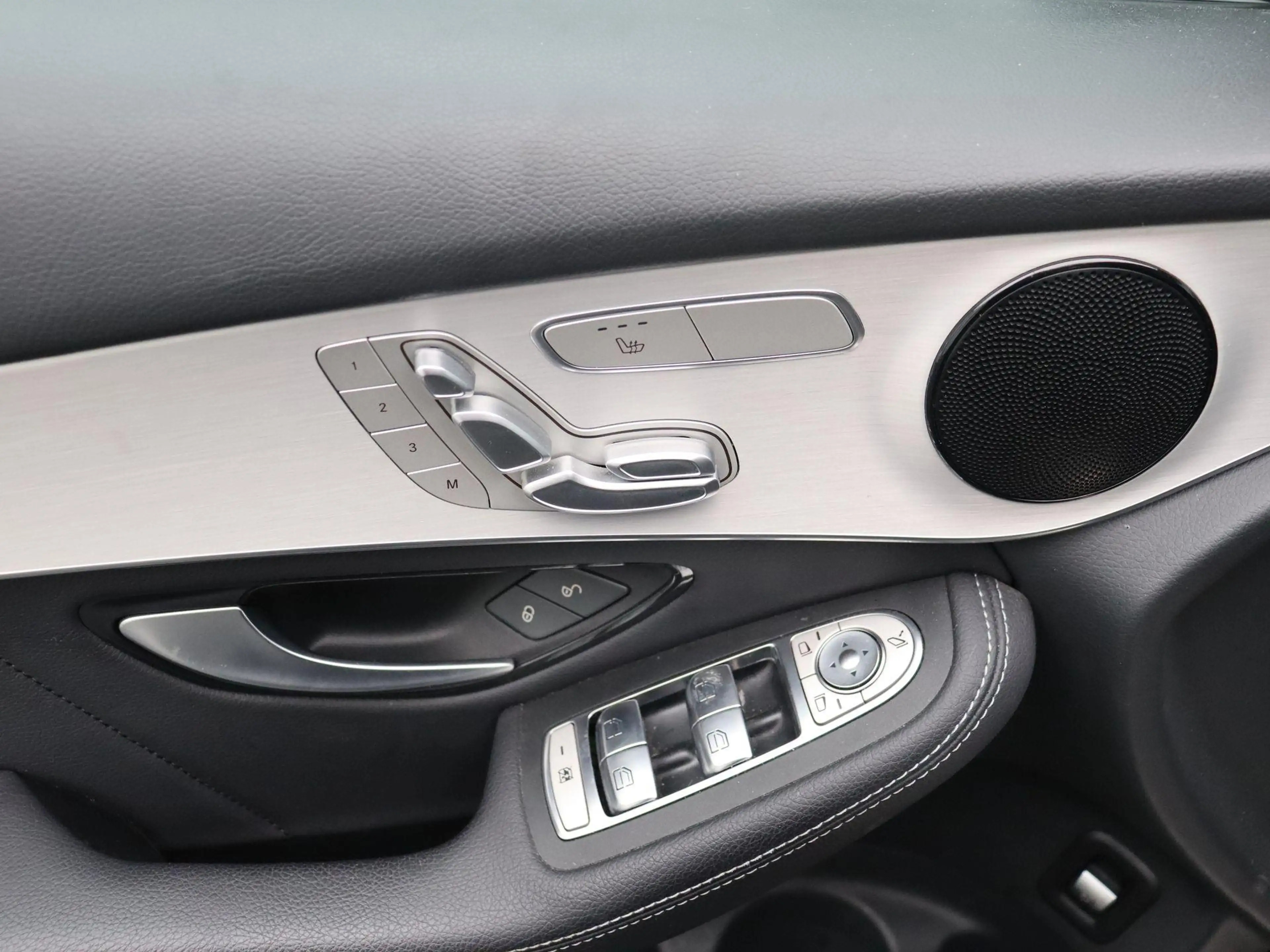 Mercedes-Benz GLC 200 d AMG LINE + CARPLAY + PANORAMISCH DAK + CAMERA + — photo 8
