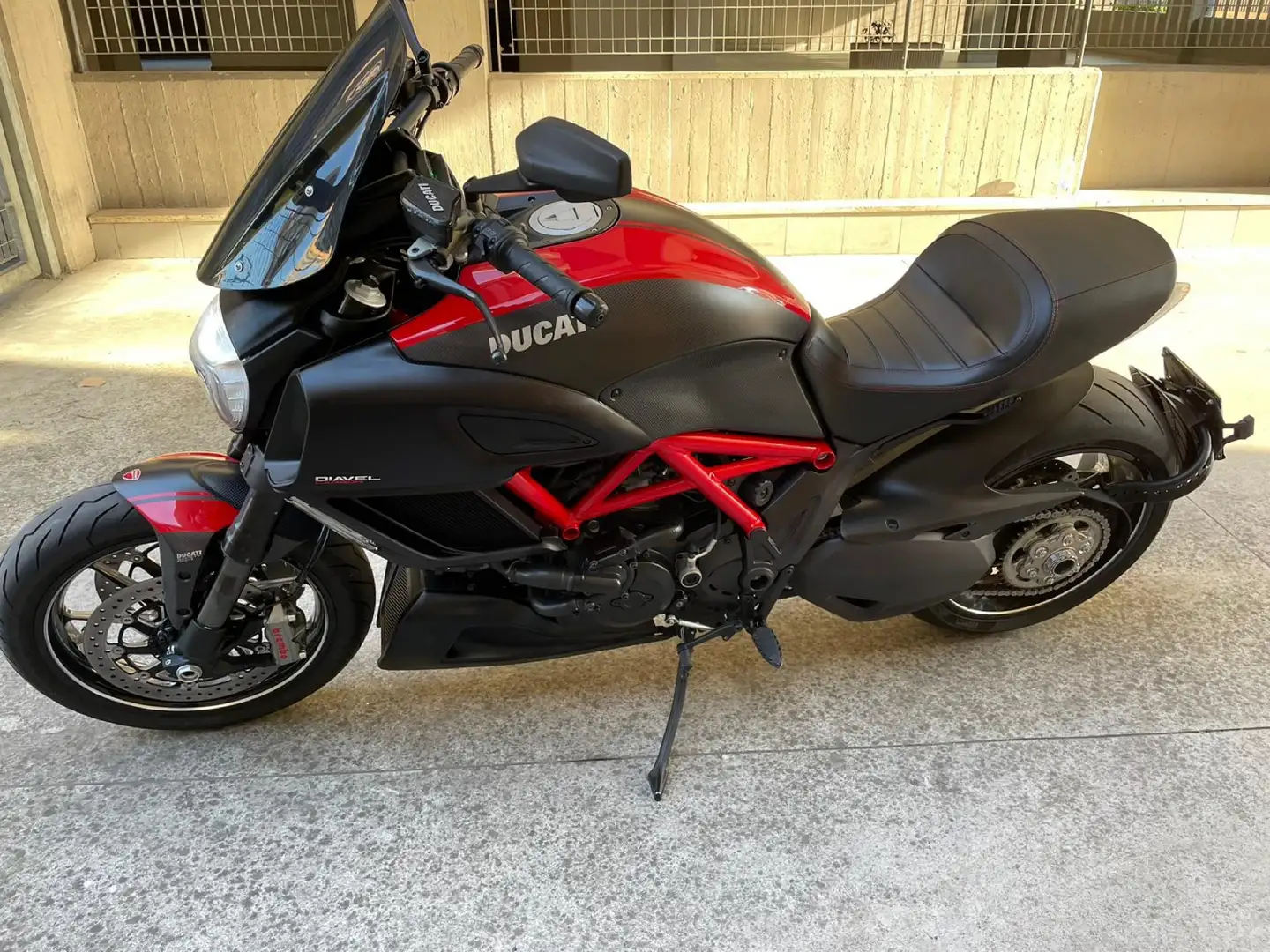 Ducati Diavel Червоний - 1