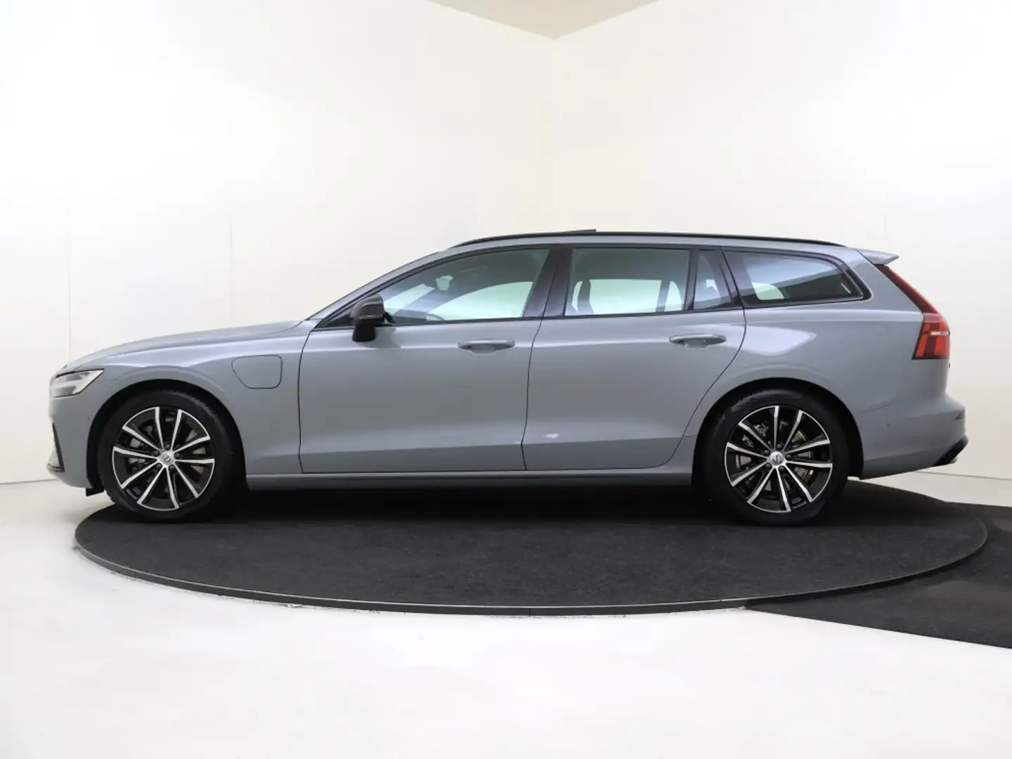 Volvo V60 T6 Plus Dark | Trekhaak | 360 Graden Camera | Gris - 2