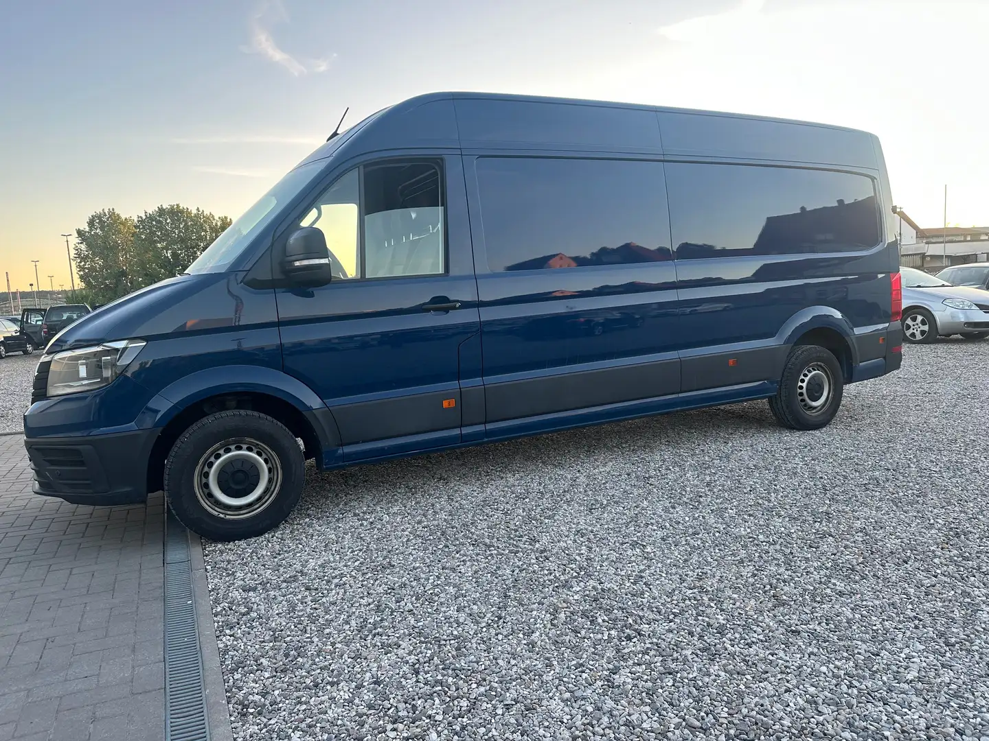 Volkswagen Crafter Kasten 35 lang Hochdach RWD Blau - 1