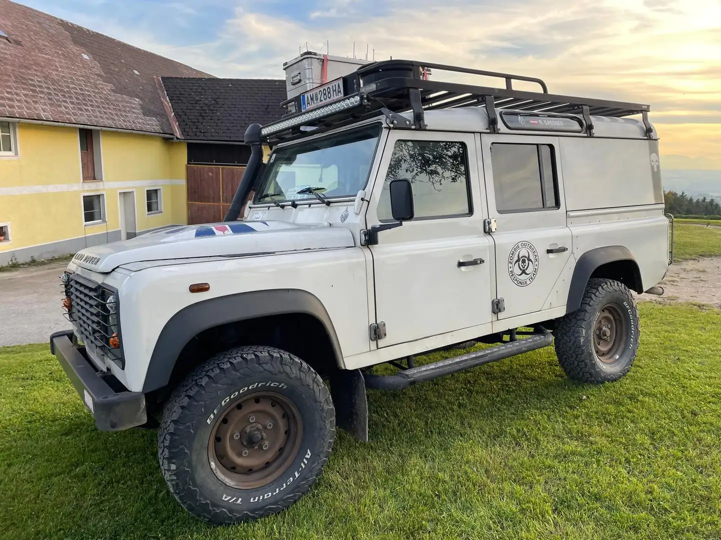 Land Rover Defender Defender 110" Station Wagon E 2,4 TD E Weiß - 1