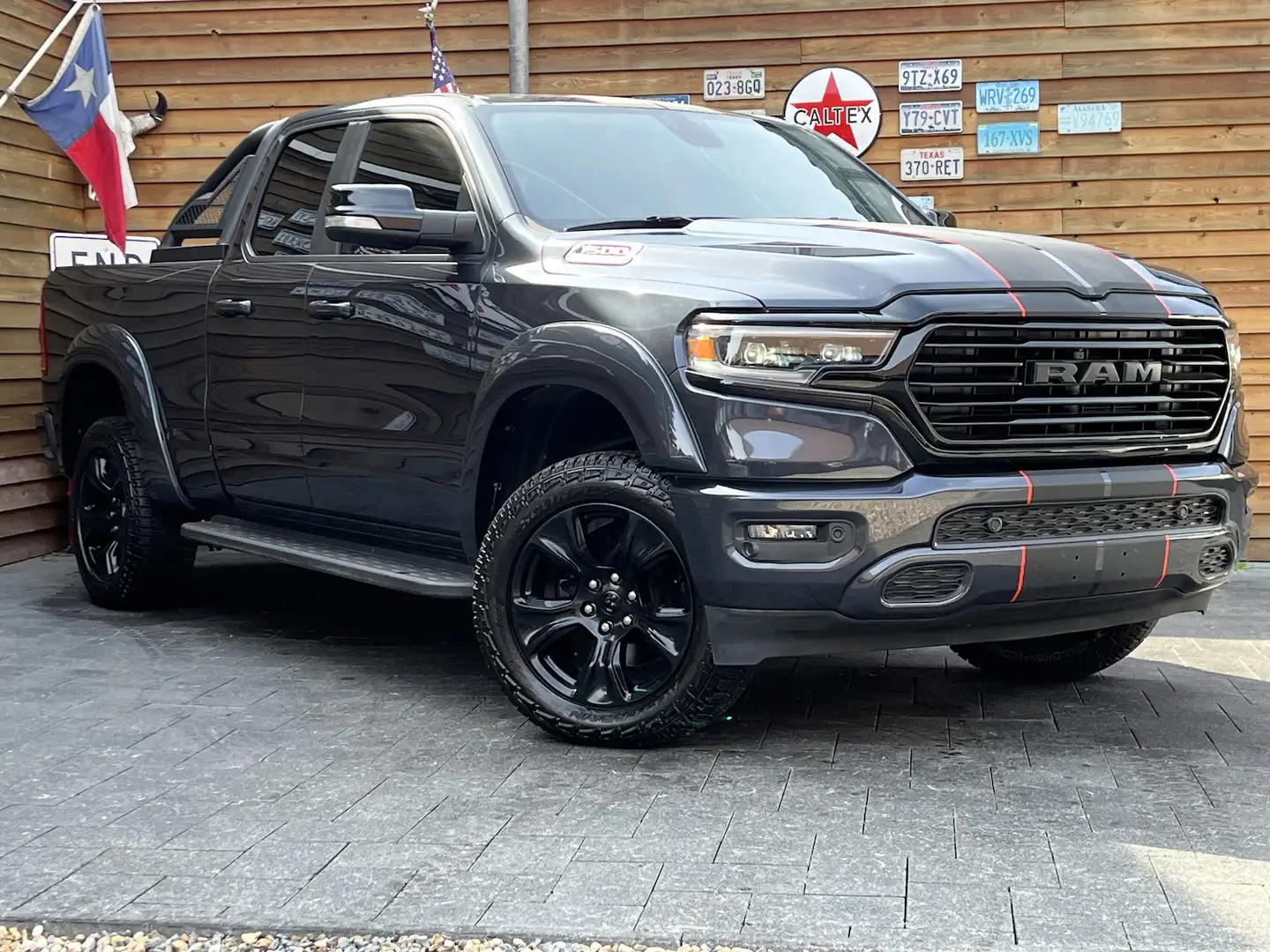 Dodge RAM 1500 OFFROAD 5,7L SHZ AHK CarPlay Rollbar Grijs - 2